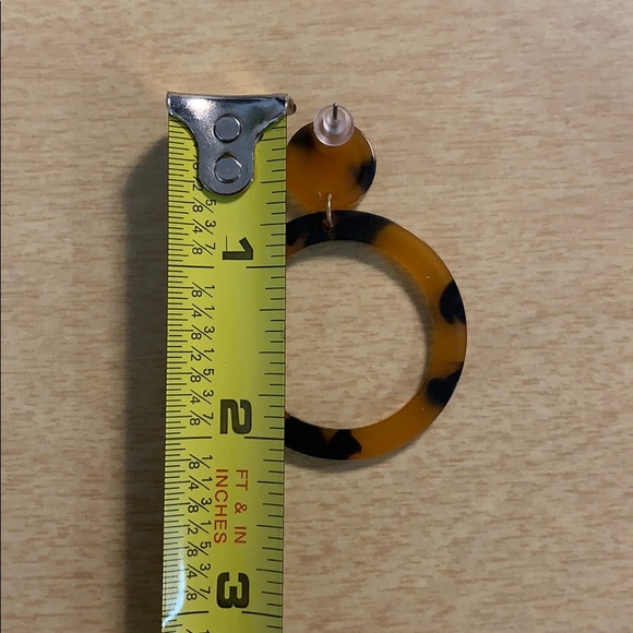 Round tortoise shell drop hoop earrings - Picture 3 of 4